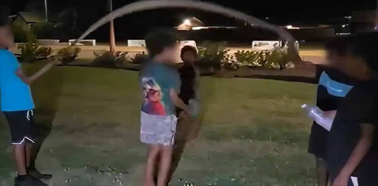 اژدھے کو رسّی بنا کر کودنے والے بچوں کی ویڈیو وائرل