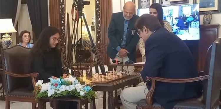قومی جونیئر شطرنج چیمپئن مہک مقبول نے وزیراعلیٰ سندھ کو شطرنج میں ہرادیا
