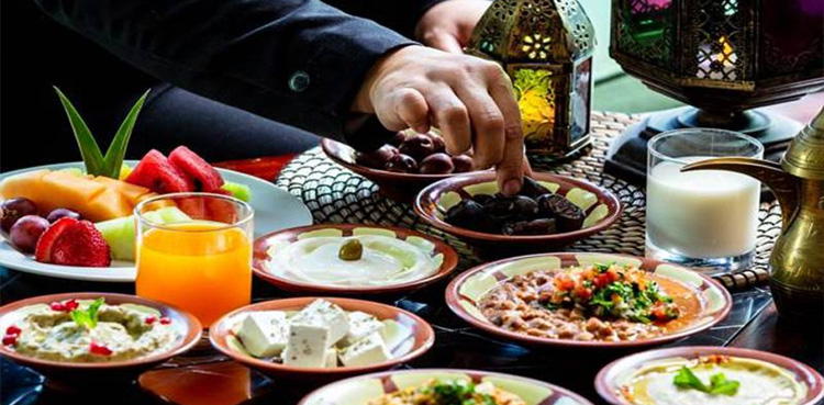 دنیا بھر میں لوگ افطاری میں کیا کھانا پسند کرتے ہیں؟