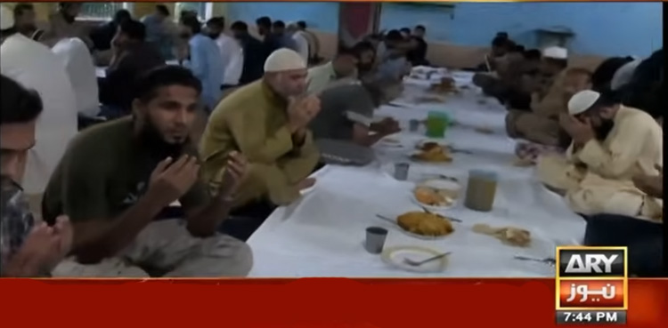 سحر و افطار میں گھر والوں کی بہت یاد آتی ہے، قیدی حال سناتے ہوئے رو پڑے