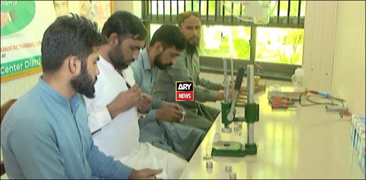 قیدیوں کے ہاتھوں بنی مختلف ڈیزائنز کی مردانہ نوروزی چپل مارکیٹ میں فروخت