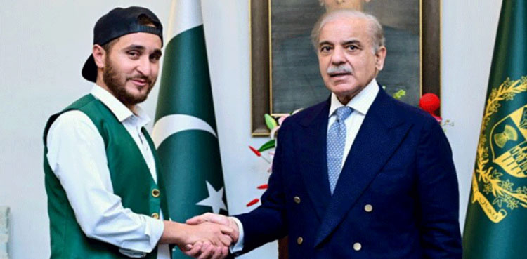 وزیر اعظم نے فٹبالر محمد ریاض کے لئے بڑا اعلان کردیا