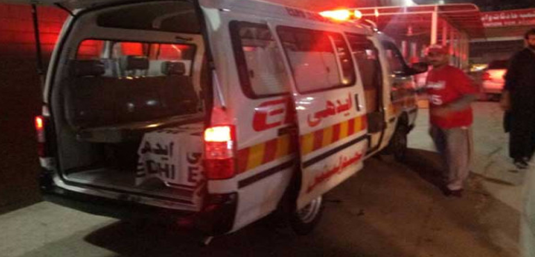 ریت سے بھرا ڈمپر چنگچی رکشہ اور موٹر سائیکل پر الٹ گیا