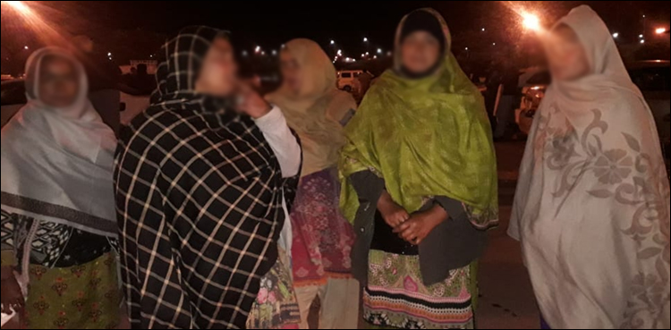 بھکاریوں نے وزیٹرز کے روپ میں اسلام آباد ایئرپورٹ پر انٹرنیشنل ارائیول لاؤنج کے سامنے ڈیرا جما لیا