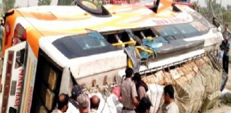 چکوال : موٹروے کلر کہار پر مسافر بس حادثے کا شکار ، 5 مسافر جاں بحق