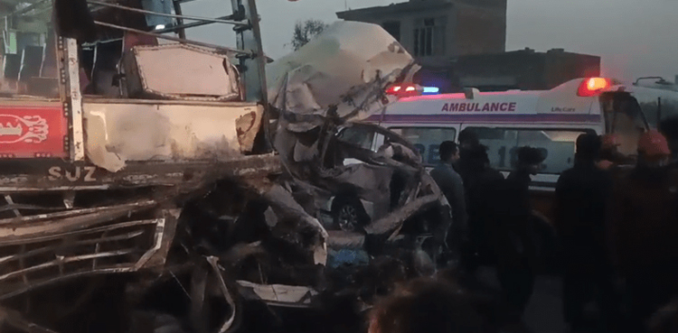 چنیوٹ : بس اور  مسافر ویگن میں ہولناک تصادم ، 7 افراد جاں بحق ،10 شدید زخمی