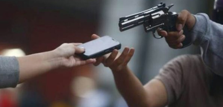 کراچی: چاند رات کو لوٹ مار کرنے والے 2 ڈاکوؤں کو شہریوں‌ نے پکڑ لیا، تشدد سے ایک ہلاک