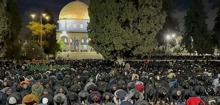 اسرائیلی پابندیاں مسترد، مسجد اقصیٰ میں 80 ہزار فلسطینیوں نے نماز ادا کی