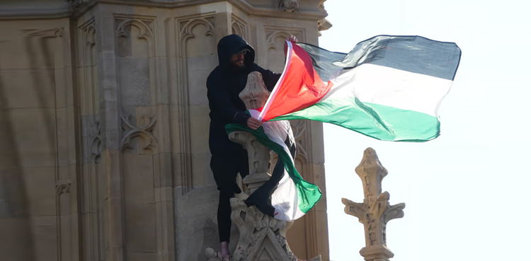 لندن : فلسطینی پرچم لے کر بگ بین ٹاور پر چڑھنے والے شخص پر فردِ جرم عائد