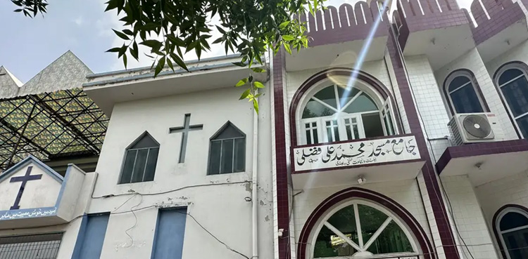 چرچ کی گھنٹی اور آذان ایک ساتھ : پاکستان میں مذہبی روا داری کی خوبصورت مثال
