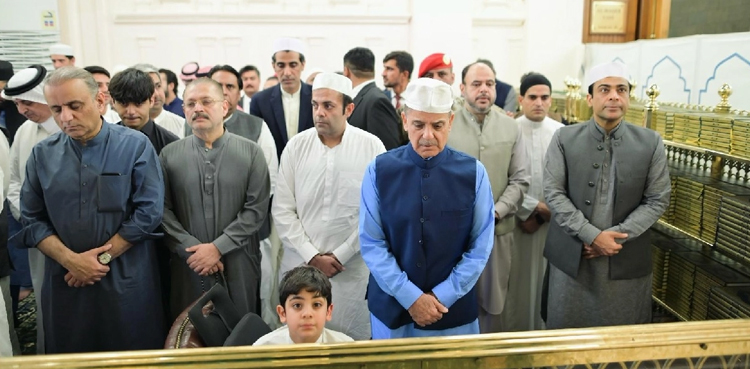 وزیراعظم کی روضۂ رسولﷺ پر حاضری ،  ریاض الجنۃ میں نوافل کی ادائیگی