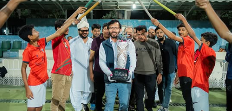 ویڈیو: پی ایس ایل 10 کی منفرد ٹرافی لاہور پہنچ گئی