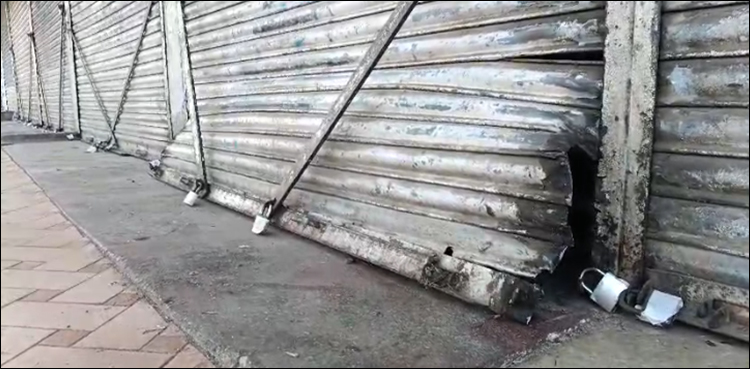 ایمپریس مارکیٹ کے قریب دکانوں کے تالے کاٹ کر لاکھوں کی چوری کی فوٹیج، پولیس نے شک ظاہر کر دیا