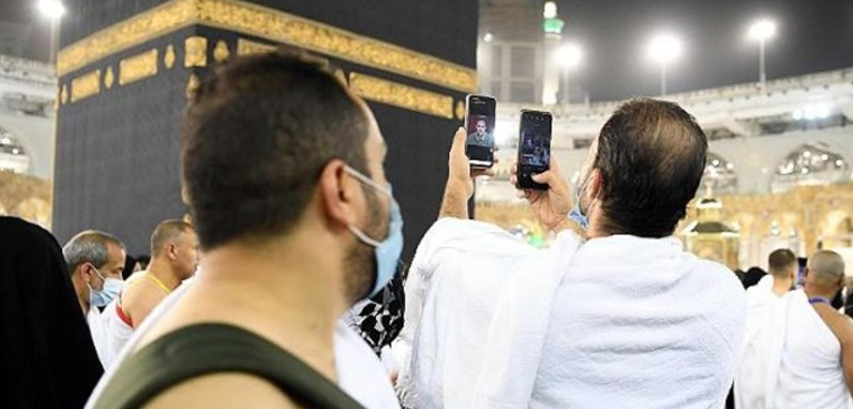 نماز (عبادات) کی ویڈیو بنانا اور اسے براہ راست نشر کرنا درست یا غلط؟ سعودی مفتی اعظم کا فتویٰ آ گیا