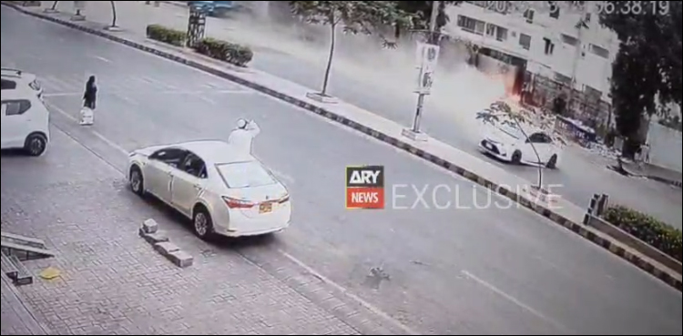 دہلی کالونی میں دل دہلا دینے والے ٹریفک حادثے کی ویڈیو، خواتین اڑ کر دور جا گریں