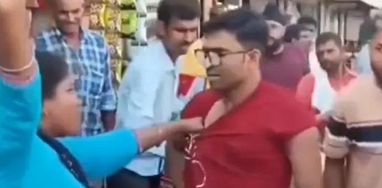 بیوی نے شوہر کو سڑک پر سرعام تھپڑ جڑ دیا