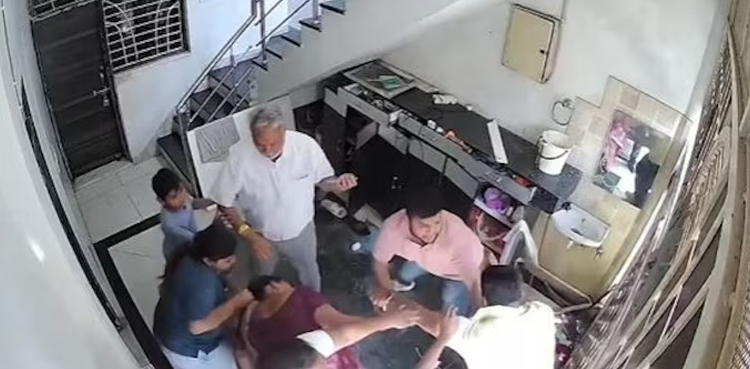 بہو کا ساس اور شوہر پر تشدد