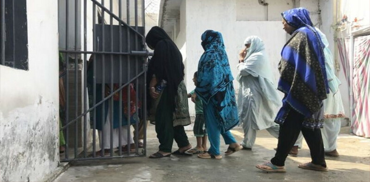 گھر والوں کو نہیں معلوم کہ میں جیل میں ہوں ، قیدی خواتین کی رہائی کے وقت رقت آمیز مناظر