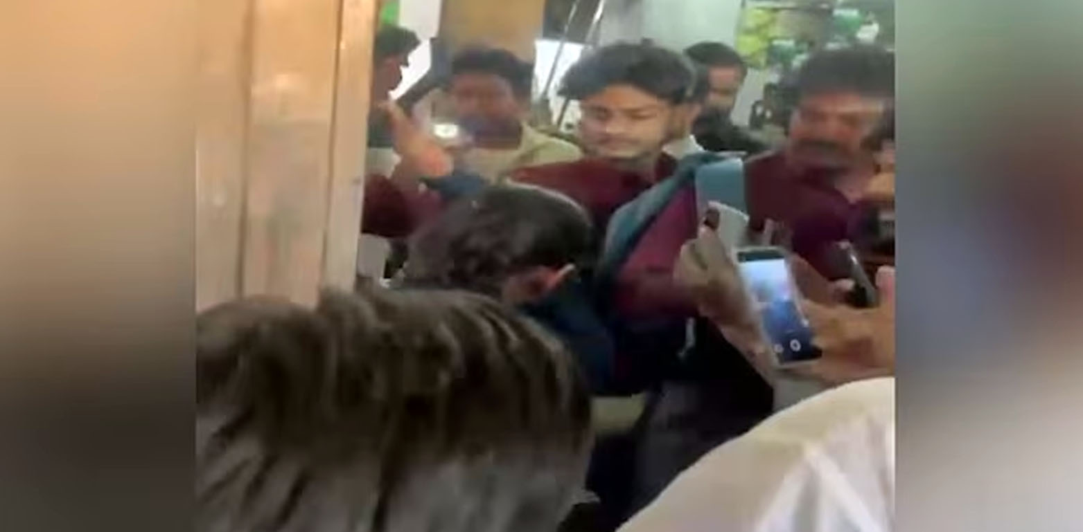 بھارت میں مسلم لڑکی کا حجاب اُتار کر مارپیٹ، ویڈیو وائرل