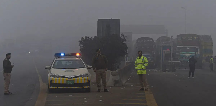 موٹروے پولیس کی تیز رفتار ڈالے کے خلاف کارروائی، غیر قانونی اسلحہ برآمد