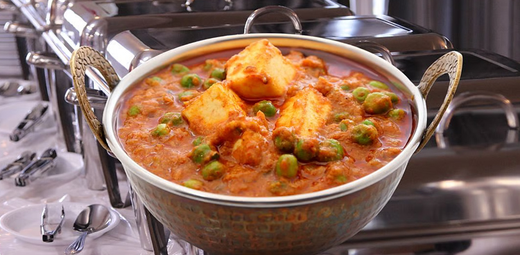 زیادہ پنیر نہ ملنے پر نوجوان نے شادی کی تقریب میں لوگوں پر بس چڑھا دی