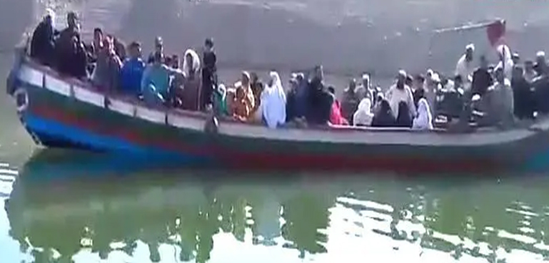 مسافروں سے بھری کشتی تربیلہ جھیل کی دلدل میں پھنس گئی
