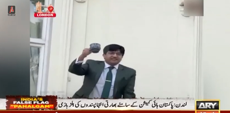پاکستانی ہائی کمیشن کے اہلکار نے بھارتی انتہا پسندوں کو ‘چائے کا کپ’ دکھا کر لاجواب کردیا