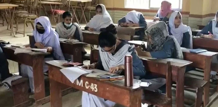 کراچی:  میٹرک امتحانات میں لوڈشیڈنگ:  طلبہ شدید گرمی میں  پرچے حل کرنے پر مجبور