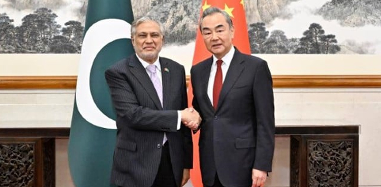 نائب وزیر اعظم کا چینی وزیر خارجہ سے رابطہ، موجودہ علاقائی صورتحال سے آگاہ کر دیا