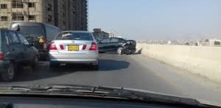 کراچی: لیاری ایکسپریس پر بےقابو ٹرک کی متعدد گاڑیوں کو ٹکر