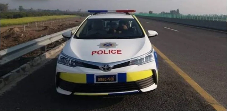 سکھیکی: موٹروے پولیس نے 9 ملزمان کو گرفتار کر کے گاڑی سے غیر قانونی اسلحہ
