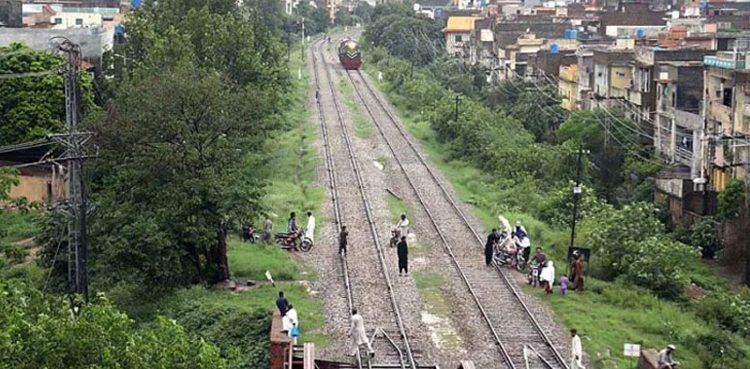ریلوے کی زمین واگزار کرانے کیلئے بڑا آپریشن، لکڑیوں کے بنے گھر مسمار کردیے گئے
