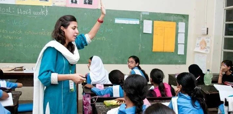خواتین ٹیچرز کیلئے شلوار قمیض اور دوپٹہ لازمی قرار ، جینز پر پابندی