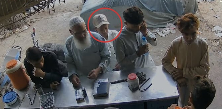 کراچی : جیب کاٹنے والے بچوں کے 3 رکنی گروہ کی ہاتھ کی صفائی، ویڈیو سامنے آگئی