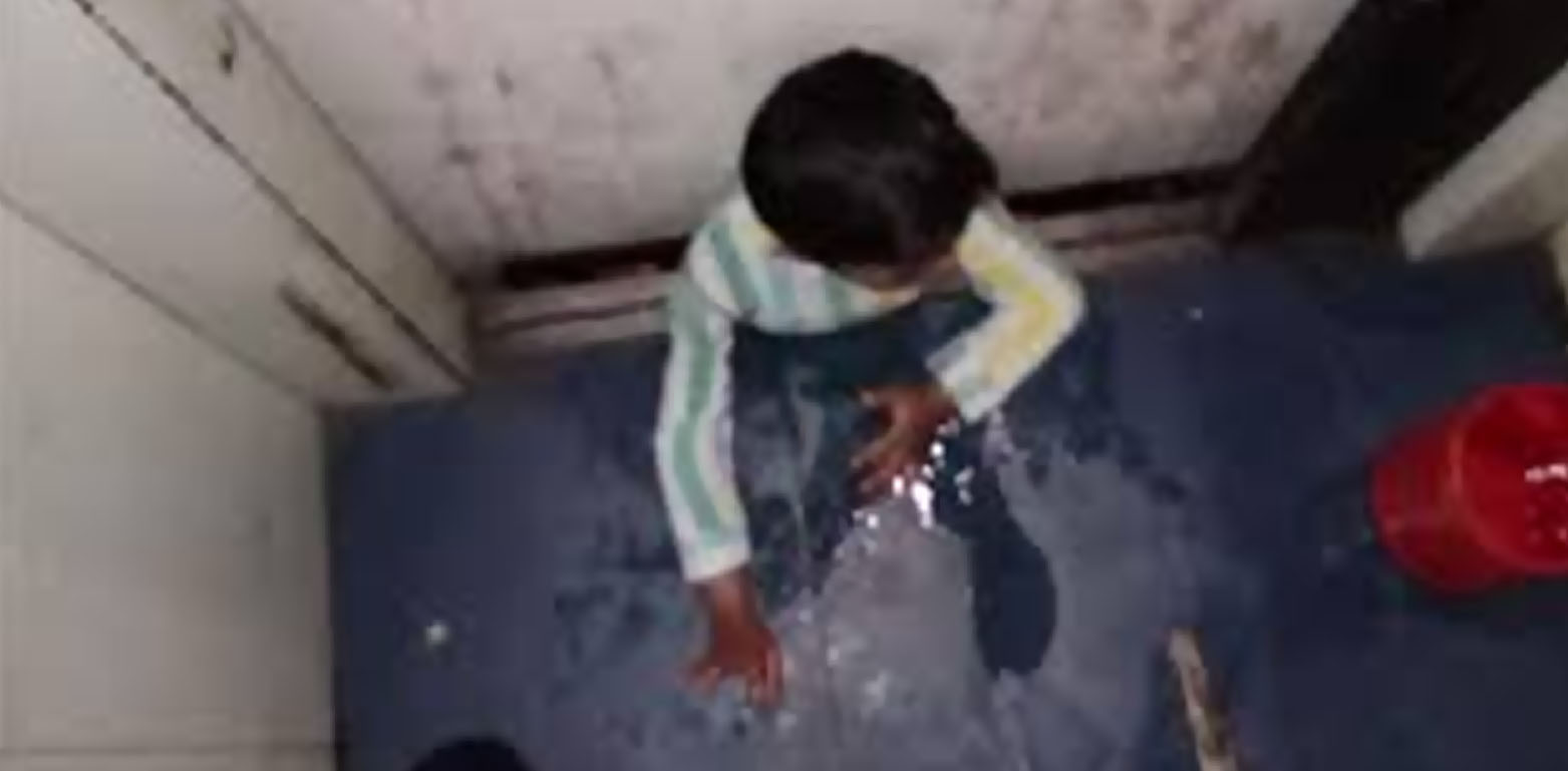 8 سالہ بیٹے کے لفٹ میں پھنسنے پر باپ کو دل کا دورہ پڑ گیا