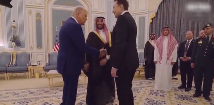 ٹرمپ نے مصافحہ کےلیے آنیوالے ایلون مسک کو زبردستی اپنی طرف کھینچ لیا، ویڈیو
