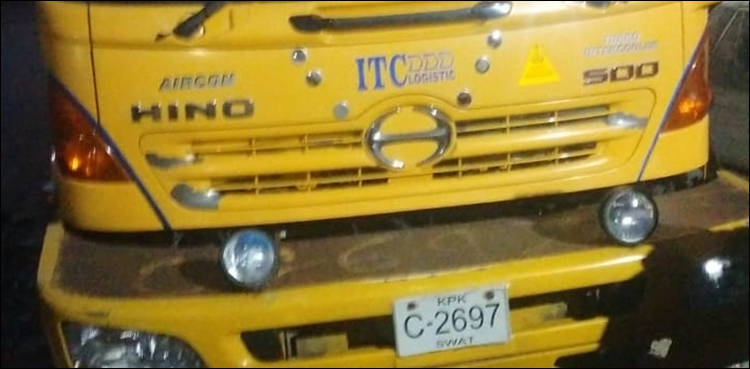 سواری کے انتظار میں کھڑے رکشے پر تیز رفتار ٹریلر چڑھ دوڑا، ڈرائیور جاں بحق