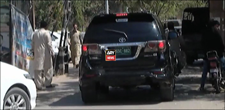 گاڑیوں کے کالے شیشوں پر پابندی سرکاری افسران نے ہوا میں اڑا دی، ویڈیو رپورٹ