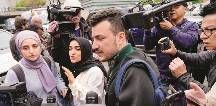 غزہ کی حمایت میں گرفتار طلبہ اور اساتذہ کیلئے امریکا کی کولمبیا یونیورسٹی میں احتجاج