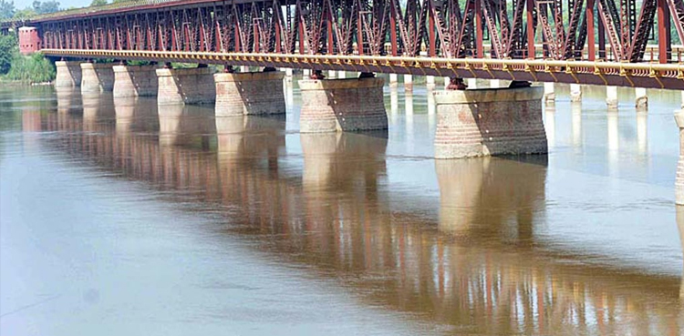 بھارت سے پاکستان میں داخل ہونے والے دریائے چناب کے بہاؤ میں بڑی کمی