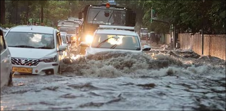 دہلی میں اتوار کی صبح تیز آندھی اور موسلا دھار بارش نے تباہی مچا دی، ایئرپورٹ کو نقصان