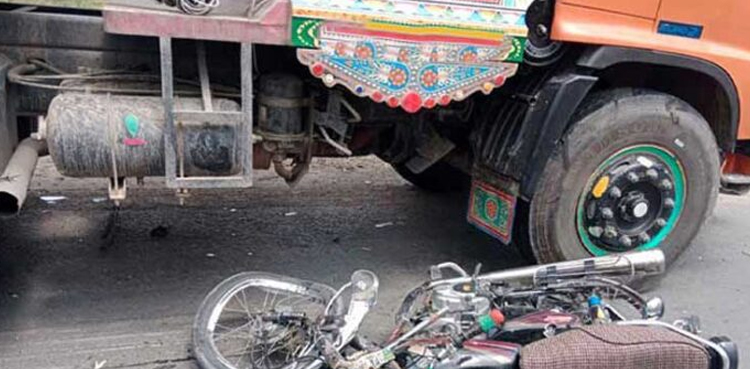کراچی میں خونی ڈمپر نے  ایک اور موٹرسائیکل سوار کو کچل ڈالا