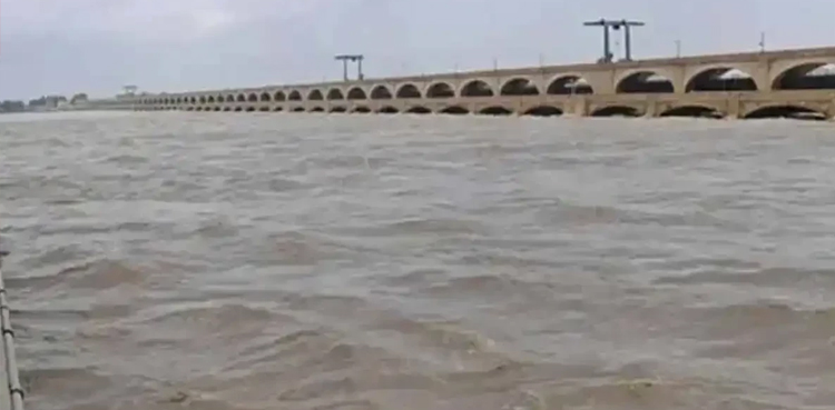 بالائی علاقوں میں ہونے والی بارشوں کے سبب دریائے سندھ میں طغیانی