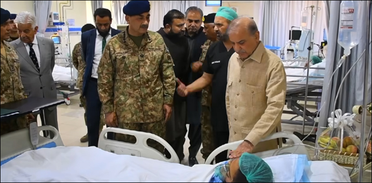 وزیر اعظم اور فیلڈ مارشل عاصم منیر خضدار واقعے کے زخمیوں کی عیادت کے لیے پہنچ گئے
