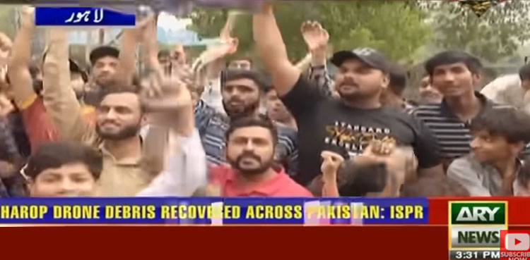 لاہور کے بہادر شہری ڈرون گرنے والی جگہ پر جمع ہوگئے