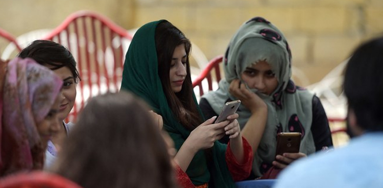 موبائل انٹرنیٹ کا استعمال ، پاکستانی خواتین نے بھارت اور بنگلہ دیش کی خواتین کو پیچھے چھوڑ دیا