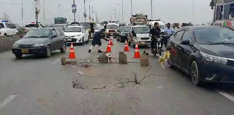 کراچی: ناتھا خان پل پر ایک مرتبہ پھر گڑھا پڑ گیا