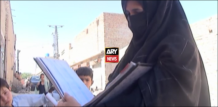 ویڈیو: وہ صرف پولیو قطرے ہی نہیں پلاتیں، شاعری کے ساتھ بھی جنگ لڑ رہی ہیں!