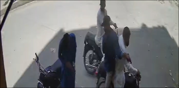 ویڈیو: میڈیکل اسٹور پر دل دہلا دینے والی ڈکیتی، دکاندار قریب سے چلائی گئی گولیوں سے معجزانہ طور پر محفوظ رہا