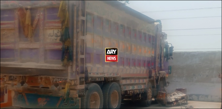 تیز رفتار ڈمپر نے مسافروں سے بھری وین کو کچل دیا، ویڈیو رپورٹ